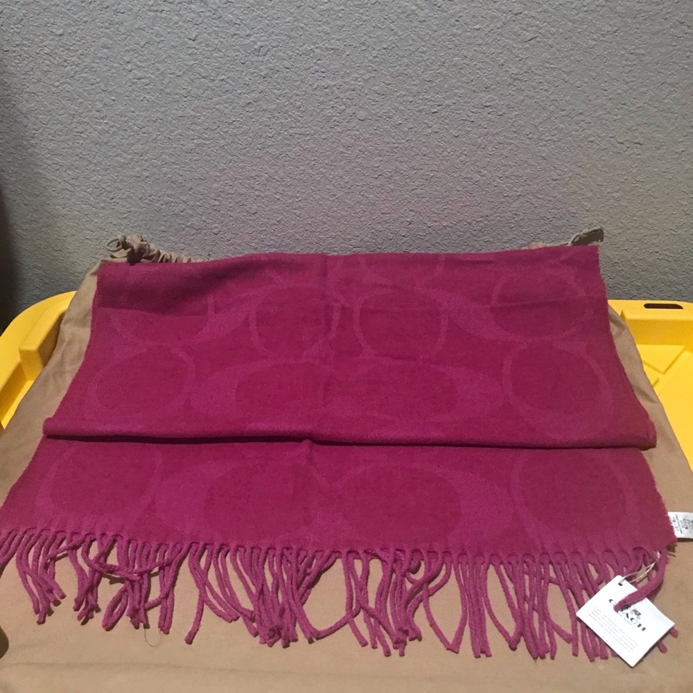 Coach signature pink scarf - Picture 1 of 5